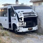 Una unidad de la Ruta 18 fue incendiada con bombas molotov en la colonia Lomas Flor del Bosque, en Amozoc. FOTO: Alerta angelopolitana.