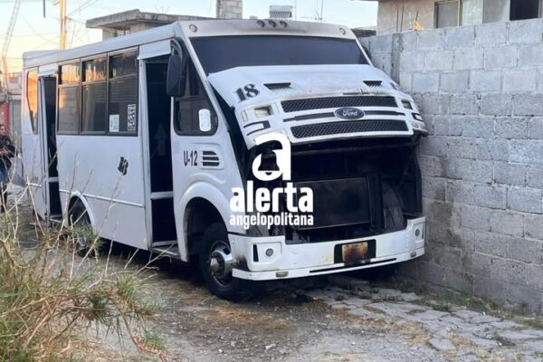 Una unidad de la Ruta 18 fue incendiada con bombas molotov en la colonia Lomas Flor del Bosque, en Amozoc. FOTO: Alerta angelopolitana.