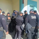 Paro en Tepanco de López, Puebla; policías tomaron la presidencia por reducción de sueldos y falta de equipo.