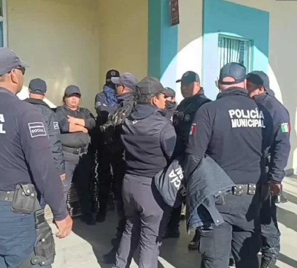 Paro en Tepanco de López, Puebla; policías tomaron la presidencia por reducción de sueldos y falta de equipo.