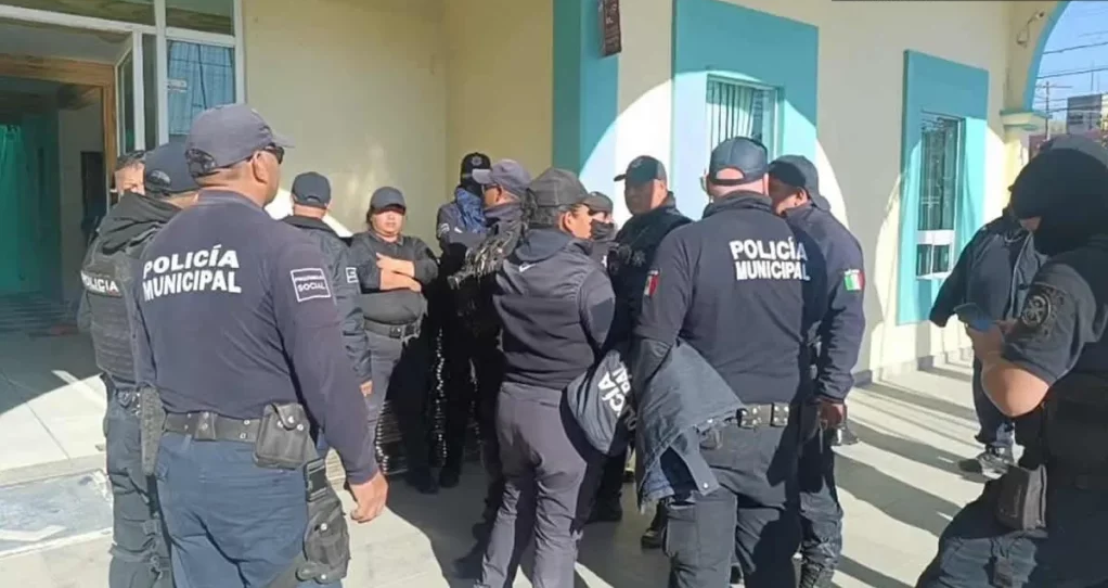 Policías de Tepanco de López inician paro y toman la alcaldía por recortes salariales