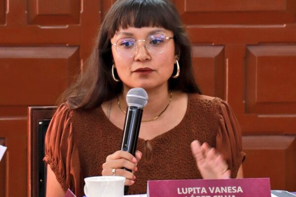 La regidora Lupita López confirmó la reubicación de una trabajadora de su oficina por “falta de confianza”; versiones señalan que sería por activismo feminista. FOTO: X @RegidoresPue.