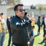 Mientras entregaba uniformes a niños y jóvenes, el edil de Tlatlauquitepec, Juan Manuel Téllez, presumió que le "recetaron" cervezas "bien agustín". FOTO: Reto Diario.