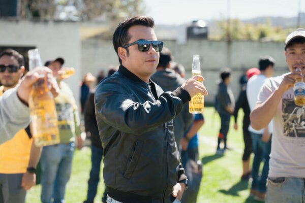 Mientras entregaba uniformes a niños y jóvenes, el edil de Tlatlauquitepec, Juan Manuel Téllez, presumió que le "recetaron" cervezas "bien agustín". FOTO: Reto Diario.