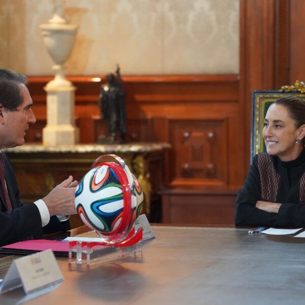 Sheinbaum compartió detalles sobre la llegada del trofeo de la Copa Mundial de Fútbol 2026 al país. FOTO: X @claudiashein.