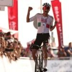 El ciclista mexicano Isaac del Toro ganó la Etapa 6 del UAE Tour y recuperó el liderato general tras imponerse en el ascenso a Jebel Hafeet. FOTO: AFP.