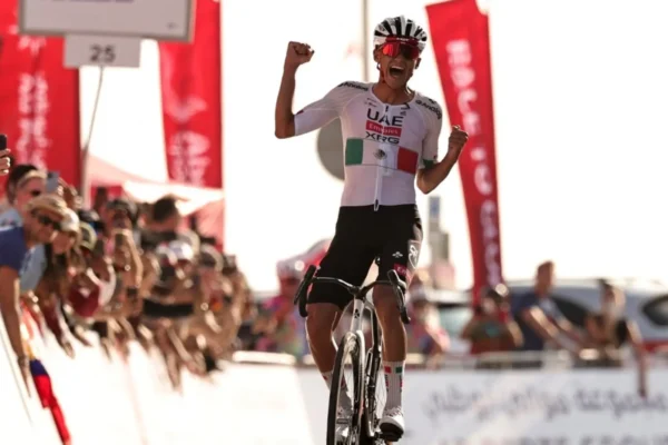 El ciclista mexicano Isaac del Toro ganó la Etapa 6 del UAE Tour y recuperó el liderato general tras imponerse en el ascenso a Jebel Hafeet. FOTO: AFP.