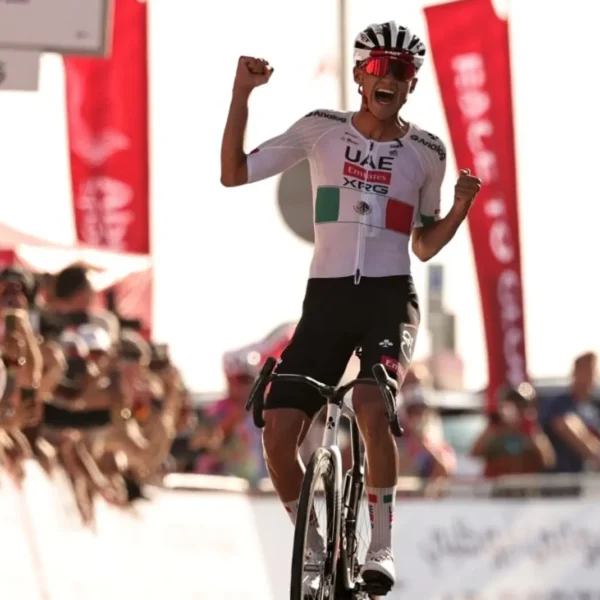 El ciclista mexicano Isaac del Toro ganó la Etapa 6 del UAE Tour y recuperó el liderato general tras imponerse en el ascenso a Jebel Hafeet. FOTO: AFP.