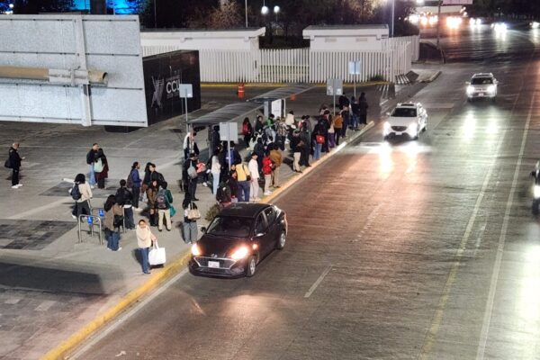 Ciudadanos reportan que sus tiempos de traslado se han duplicado, el Gobierno de Puebla sostiene que no hay escasez.