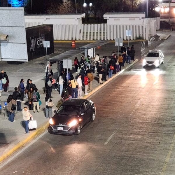 Ciudadanos reportan que sus tiempos de traslado se han duplicado, el Gobierno de Puebla sostiene que no hay escasez.