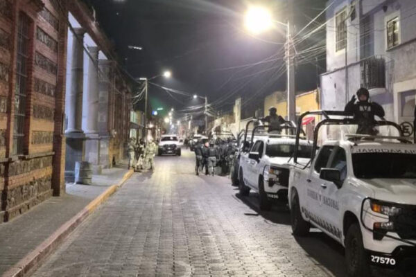 Trasladan a 30 reos de San Pedro Cholula a Tepexi para recuperar el control del penal.