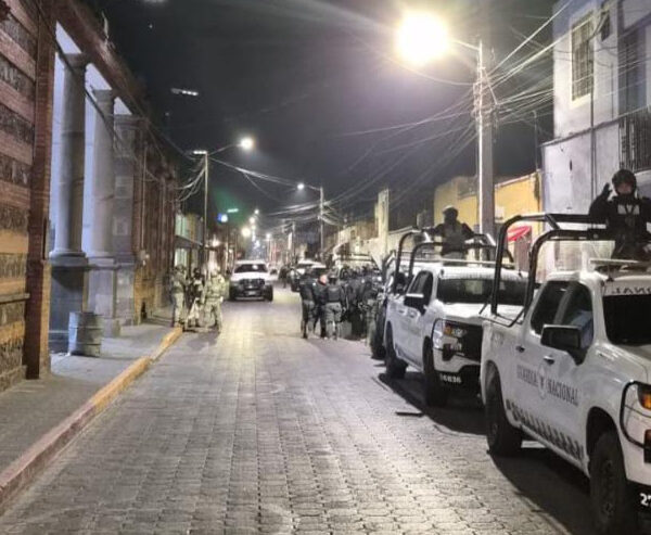 Trasladan a 30 reos de San Pedro Cholula a Tepexi para recuperar el control del penal.