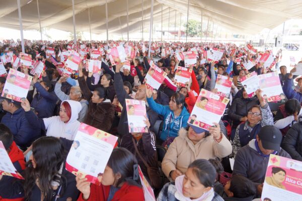 Más de 5 mil padres de familia asistieron a la asamblea informativa de la Beca "Rita Cetina" en San Martín Texmelucan.
