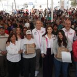 Niñas, niños y adultos mayores de La Margarita recibieron paquetes alimentarios de manos de MariElise Budib y el alcalde Pepe Chedraui.