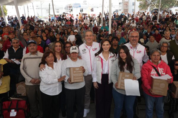 Niñas, niños y adultos mayores de La Margarita recibieron paquetes alimentarios de manos de MariElise Budib y el alcalde Pepe Chedraui.