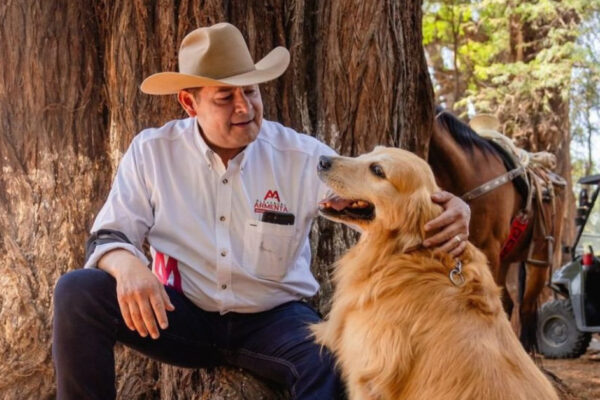 El gobernador Alejandro Armenta confirmó la partida de su fiel amigo y embajador animalista de Puebla, Tommy. FOTO: Redes sociales.