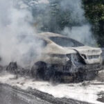 Investigan posible ejecución en Calpan: hallan restos humanos en auto de lujo incendiado. FOTO: Curul.