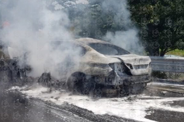 Investigan posible ejecución en Calpan: hallan restos humanos en auto de lujo incendiado. FOTO: Curul.