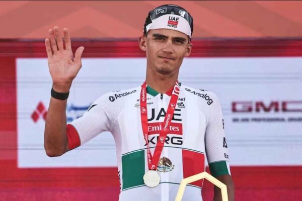 El mexicano Isaac del Toro abrió con triunfo su participación en el UAE Tour y se colocó como líder general.
