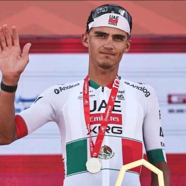 El mexicano Isaac del Toro abrió con triunfo su participación en el UAE Tour y se colocó como líder general.