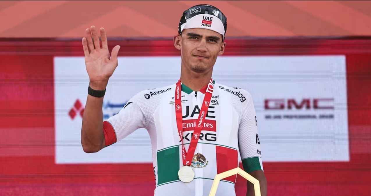 El mexicano Isaac del Toro abrió con triunfo su participación en el UAE Tour y se colocó como líder general.