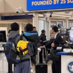 Liam Conejo y su padre regresaron a Minnesota tras ser liberados de un centro de detención migratorio en Texas; un juez federal determinó que deben permanecer en libertad mientras se resuelve su proceso migratorio. FOTO: X @Joaquincastrotx.