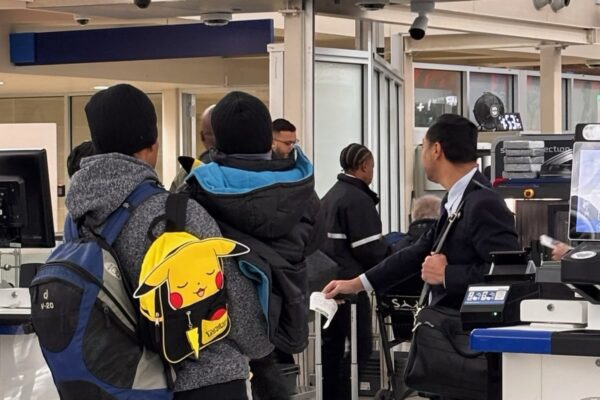 Liam Conejo y su padre regresaron a Minnesota tras ser liberados de un centro de detención migratorio en Texas; un juez federal determinó que deben permanecer en libertad mientras se resuelve su proceso migratorio. FOTO: X @Joaquincastrotx.