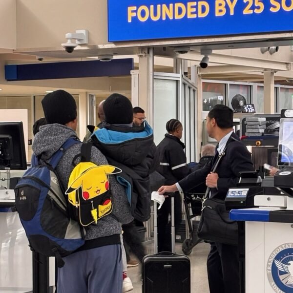 Liam Conejo y su padre regresaron a Minnesota tras ser liberados de un centro de detención migratorio en Texas; un juez federal determinó que deben permanecer en libertad mientras se resuelve su proceso migratorio. FOTO: X @Joaquincastrotx.