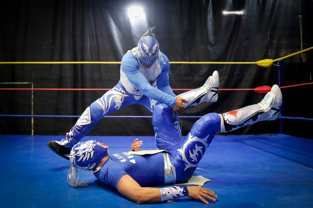 La SSC de Puebla iniciará el proceso de baja para el luchador y policía "Pegasso", tras ser vinculado a proceso por agredir a su hijo. FOTO: Controversia Puebla.