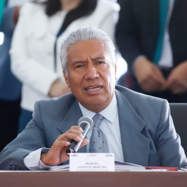 Suspenden la entrega de dos mil 500 plazas en Puebla tras detectar anomalías en los expedientes.