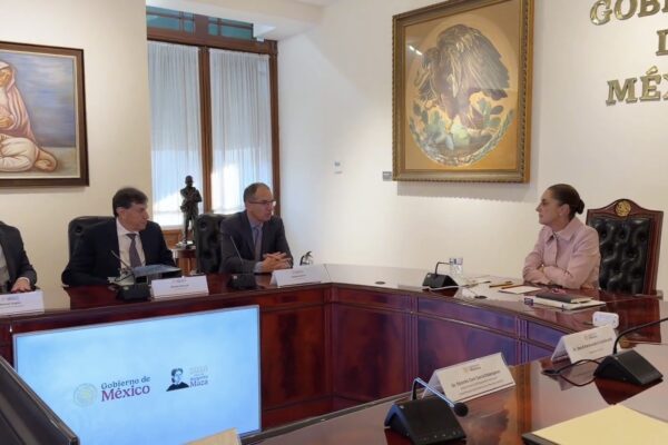 El gobierno federal firmó un convenio con Moderna para fabricar biológicos y desarrollar investigación científica, incluidos proyectos contra dengue y cáncer. IMAGEN: X @Claudiashein.