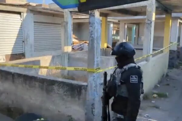 Por tercera vez en febrero, fuerzas federales y estatales catean el Mercado Morelos, en el que ya se encontraron restos humanos. FOTO: Mediatik.