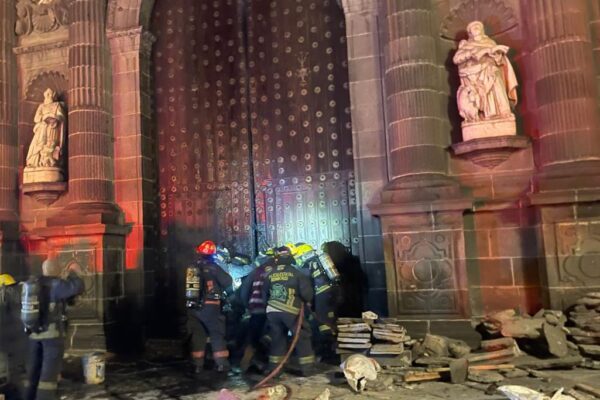 Reparación de la puerta norte de la Catedral de Puebla será cubierta por el seguro del INAH y se espera que los trabajos queden listos este mismo año.