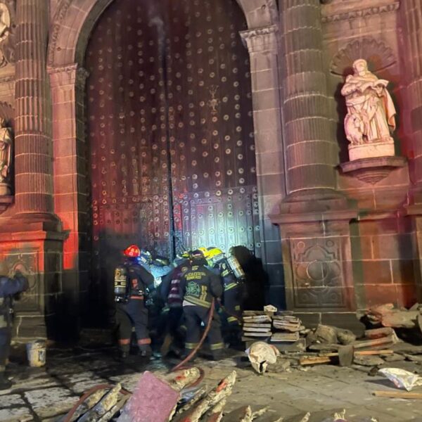 Reparación de la puerta norte de la Catedral de Puebla será cubierta por el seguro del INAH y se espera que los trabajos queden listos este mismo año.