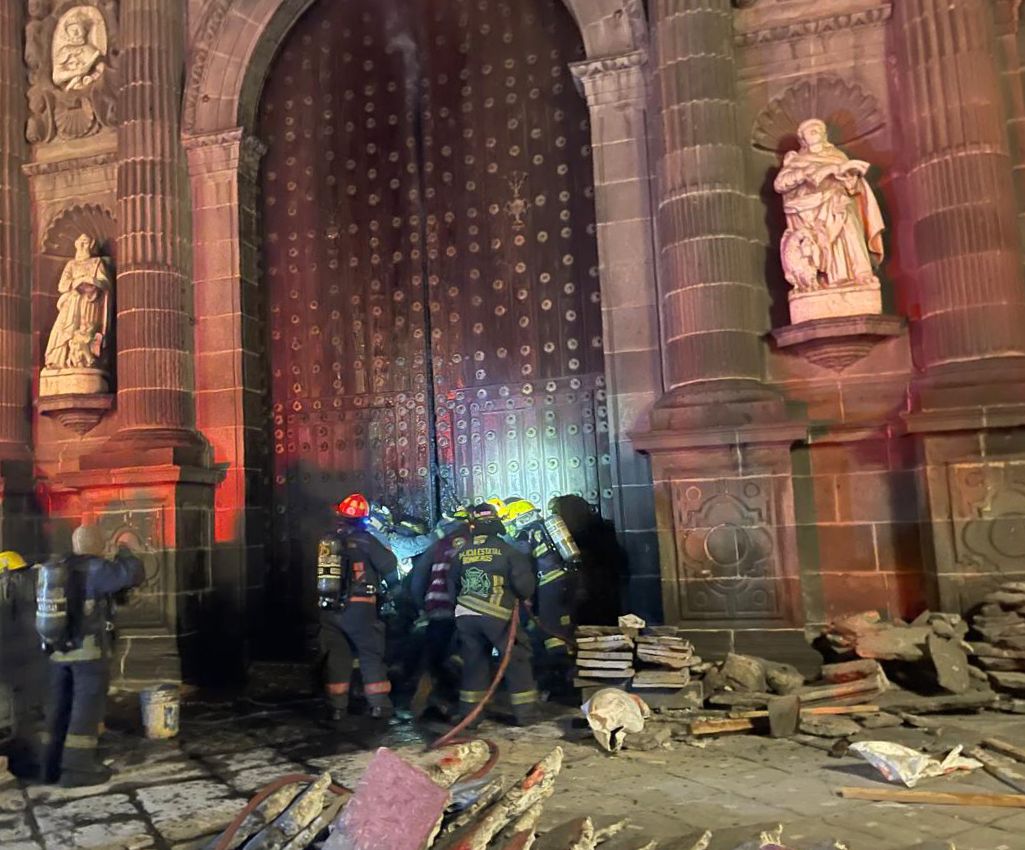 Reparación de la puerta norte de la Catedral de Puebla será cubierta por el seguro del INAH y se espera que los trabajos queden listos este mismo año.