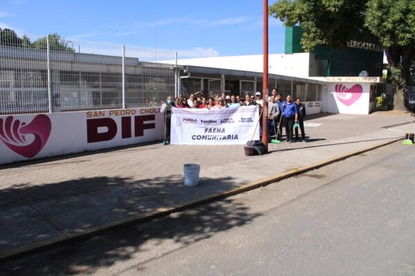 Encabezada por Lupita Fernández, una faena comunitaria mejoró la imagen urbana del DIF Cholula y del CESSA con labores de limpieza, mantenimiento y cuidado de áreas verdes