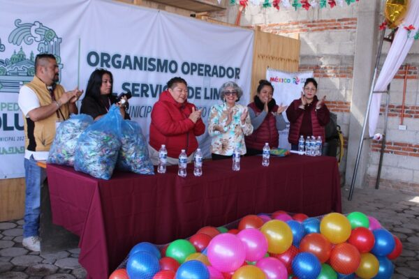 DIF Cholula entrega obsequios a hijos de empleados municipales, con la Caravana de la Transformación.