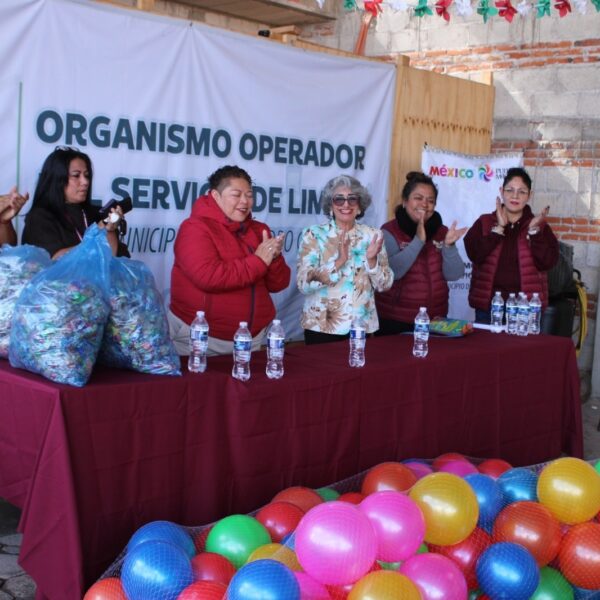 DIF Cholula entrega obsequios a hijos de empleados municipales, con la Caravana de la Transformación.