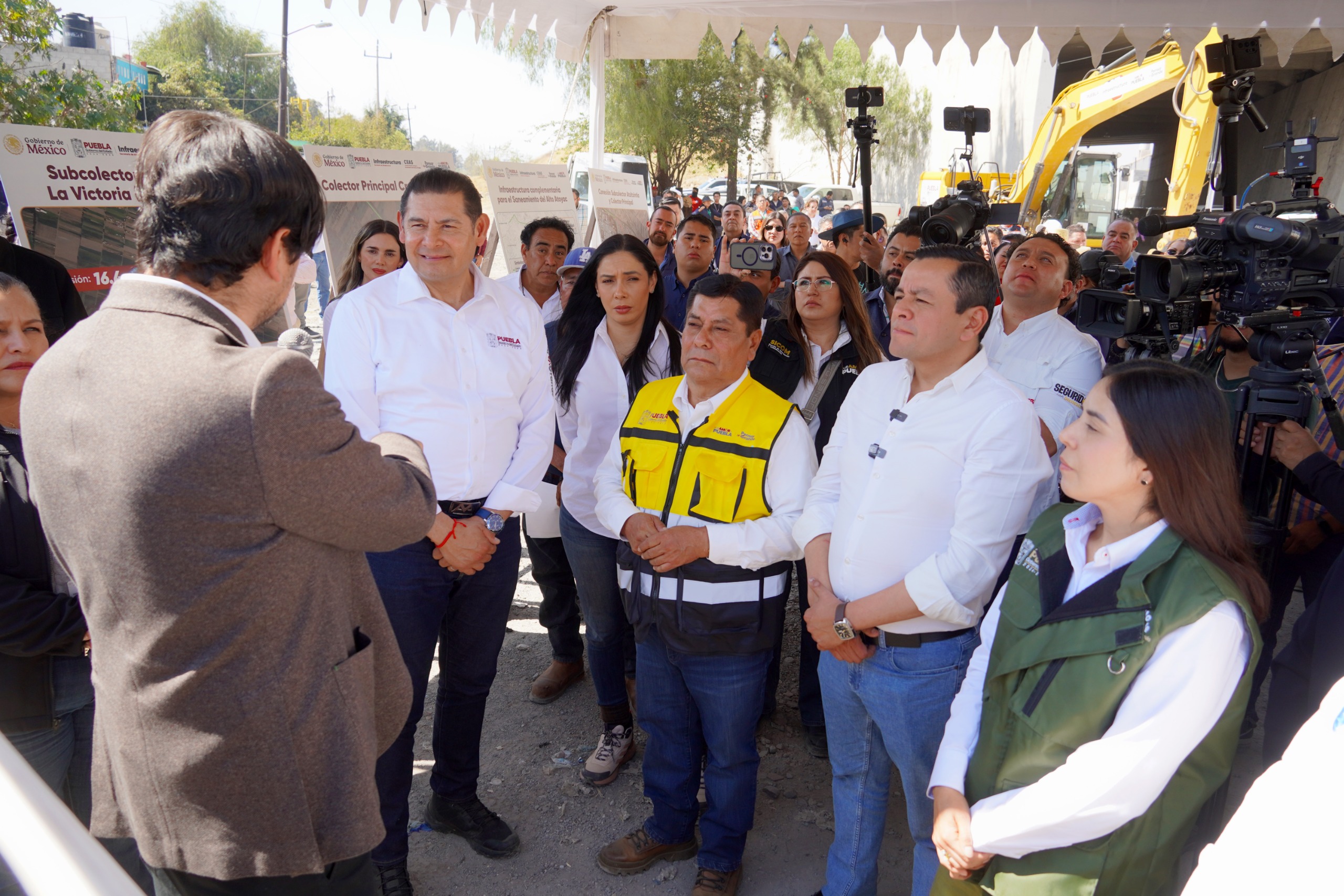 Juan Manuel Alonso, edil de Texmelucan, y el gobernador Alejandro Armenta supervisaron la construcción de colectores sanitarios en Santa María Moyotzingo.