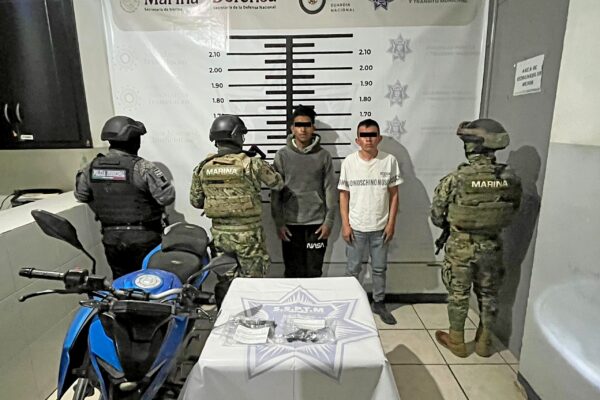 Operativo en Texmelucan deja dos detenidos por portación de armas de fuego; circulaban en motocicleta robada.