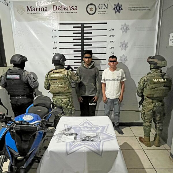Operativo en Texmelucan deja dos detenidos por portación de armas de fuego; circulaban en motocicleta robada.