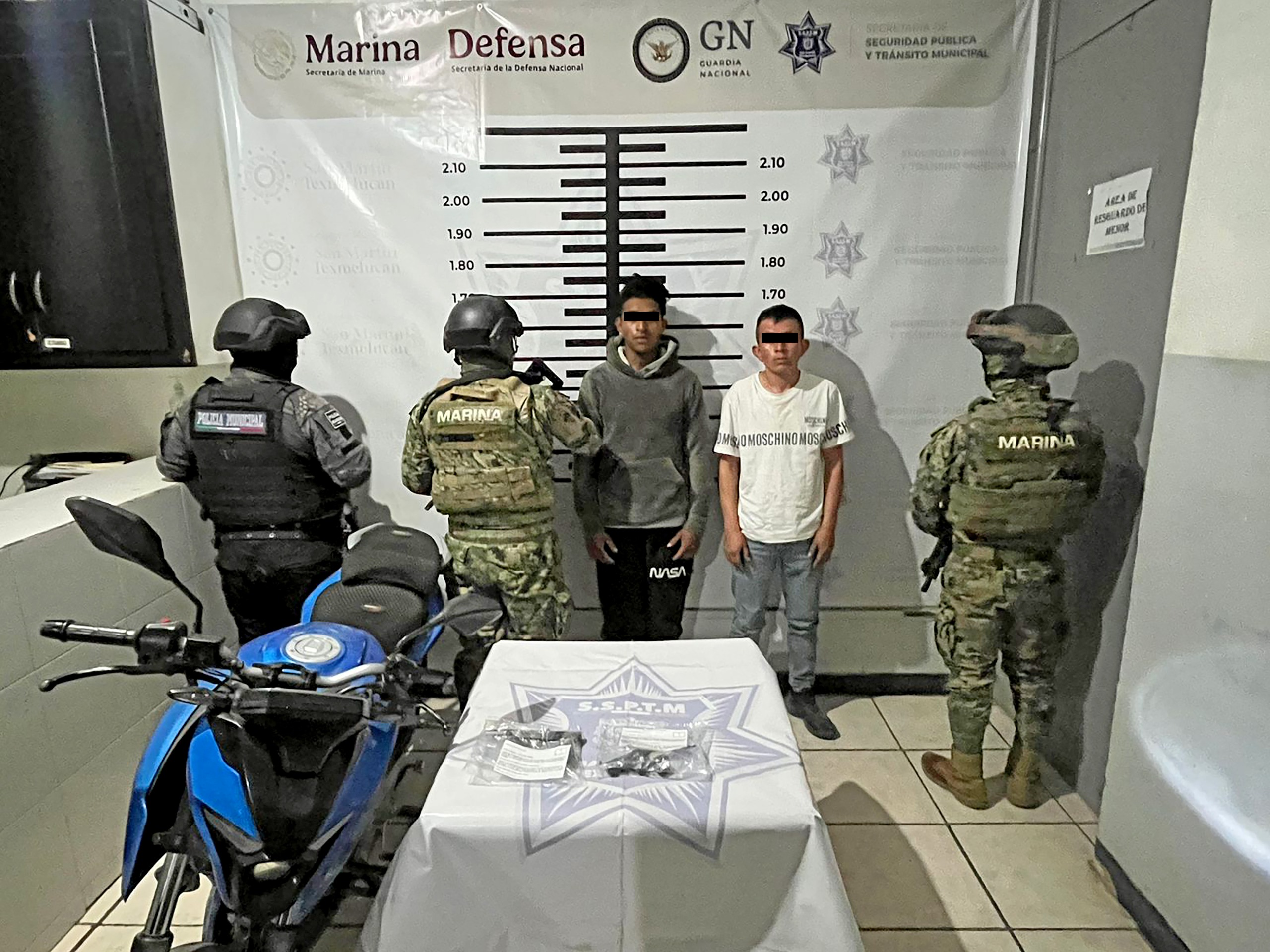 Operativo en Texmelucan deja dos detenidos por portación de armas de fuego; circulaban en motocicleta robada.