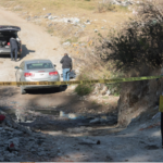 Localizan el cuerpo de un hombre con huellas de violencia al fondo de una barranca en Santa María Xonacatepec.