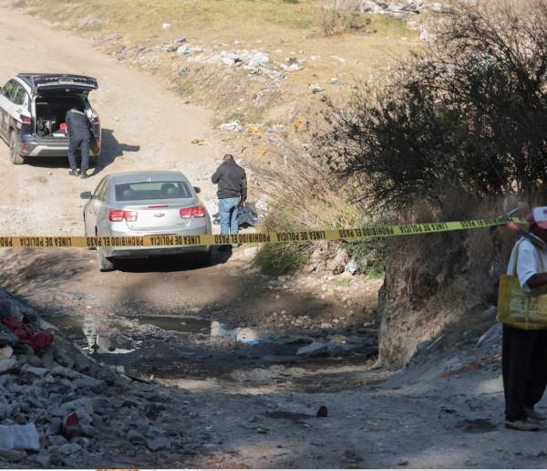 Localizan el cuerpo de un hombre con huellas de violencia al fondo de una barranca en Santa María Xonacatepec.