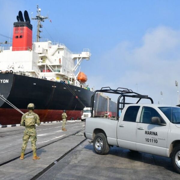 Un audio inédito y una carta escrita a mano revelan las denuncias que hizo el contralmirante Fernando Guerrero sobre la red de huachicol fiscal en aduanas marítimas. FOTO: SEMAR.