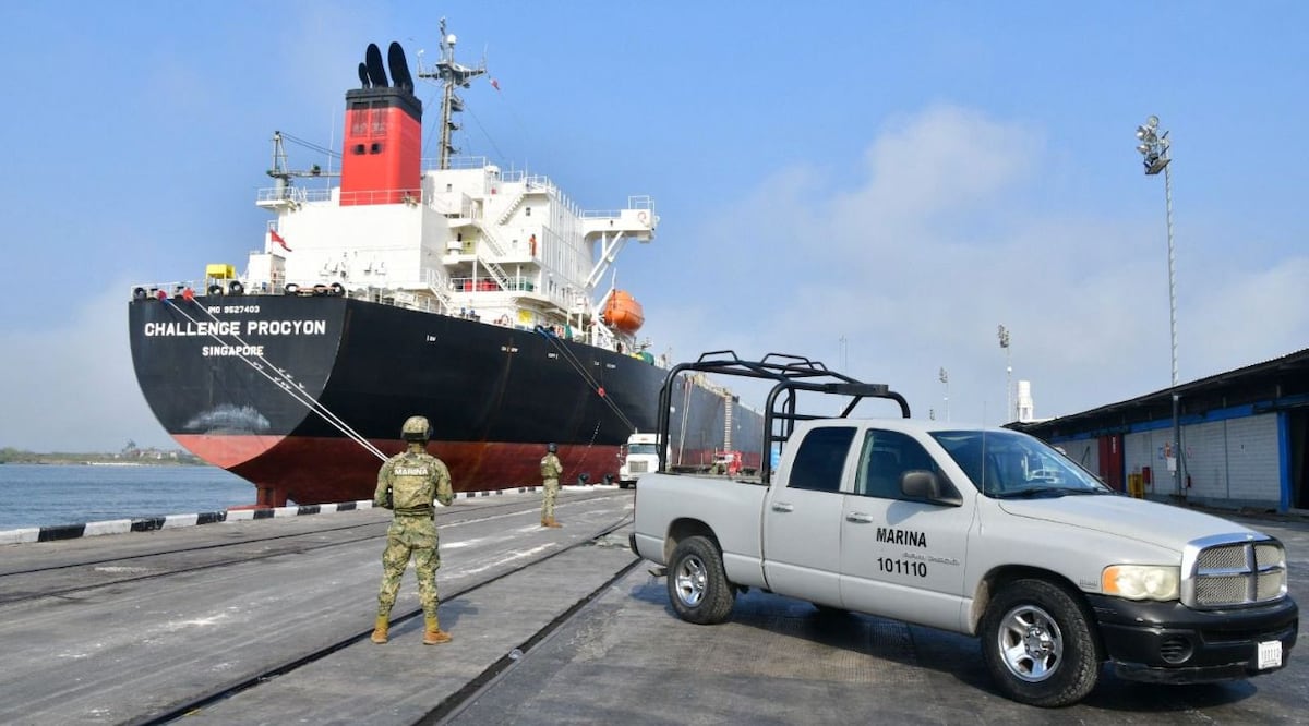 Un audio inédito y una carta escrita a mano revelan las denuncias que hizo el contralmirante Fernando Guerrero sobre la red de huachicol fiscal en aduanas marítimas. FOTO: SEMAR.