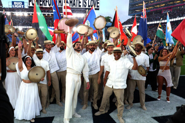 Sheinbaum celebró el mensaje de unidad que Bad Bunny envió durante su presentación en el medio tiempo del Super Bowl. FOTO: EFE.