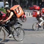 Aunque la reforma laboral abrió la puerta a la seguridad social para quienes trabajan en plataformas digitales, los requisitos vigentes han dejado fuera a la mayoría. FOTO: El Fronterizo.