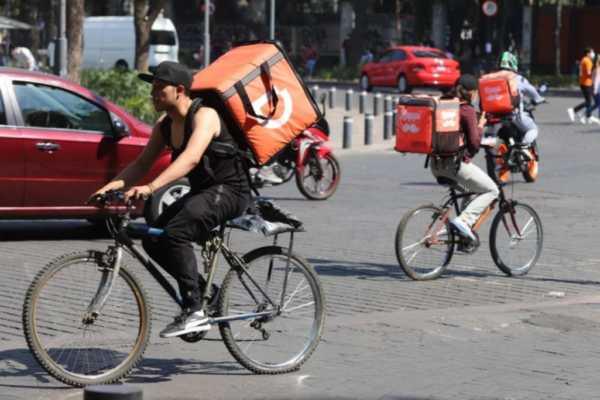 Aunque la reforma laboral abrió la puerta a la seguridad social para quienes trabajan en plataformas digitales, los requisitos vigentes han dejado fuera a la mayoría. FOTO: El Fronterizo.