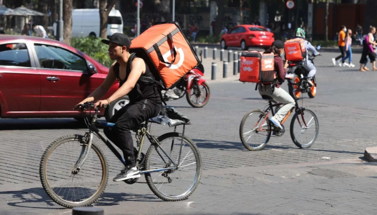 Aunque la reforma laboral abrió la puerta a la seguridad social para quienes trabajan en plataformas digitales, los requisitos vigentes han dejado fuera a la mayoría. FOTO: El Fronterizo.